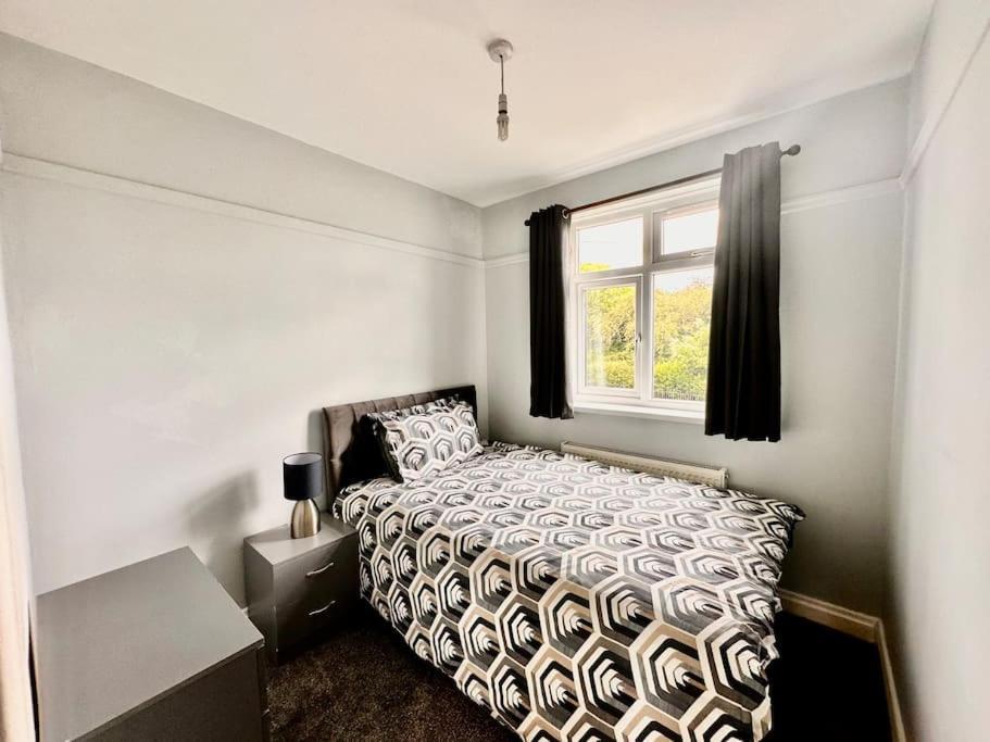 5 Bed Property In Se12 런던 외부 사진
