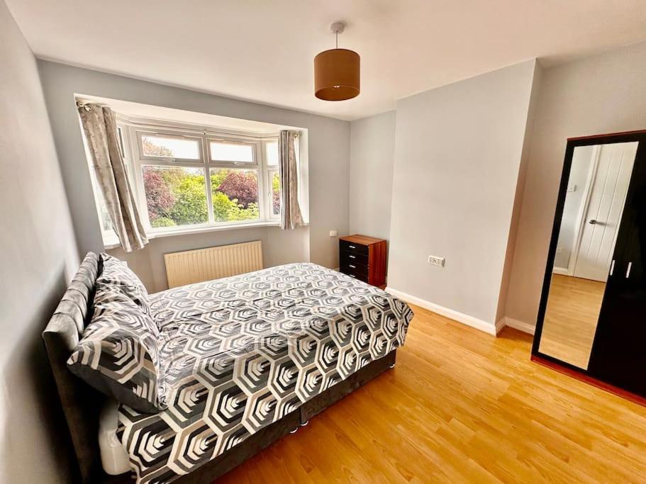5 Bed Property In Se12 런던 외부 사진