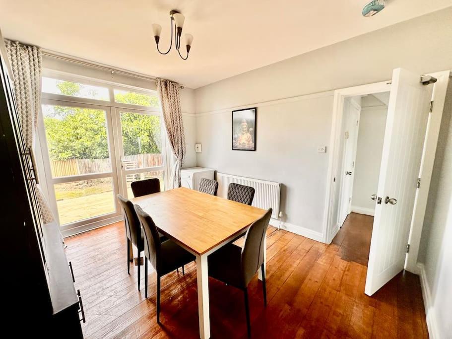 5 Bed Property In Se12 런던 외부 사진
