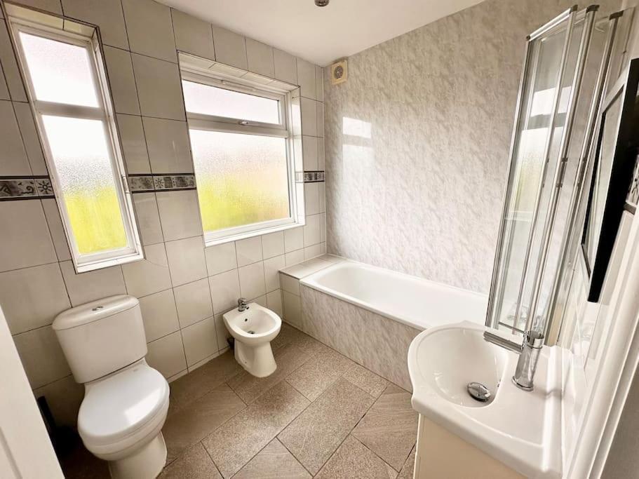 5 Bed Property In Se12 런던 외부 사진