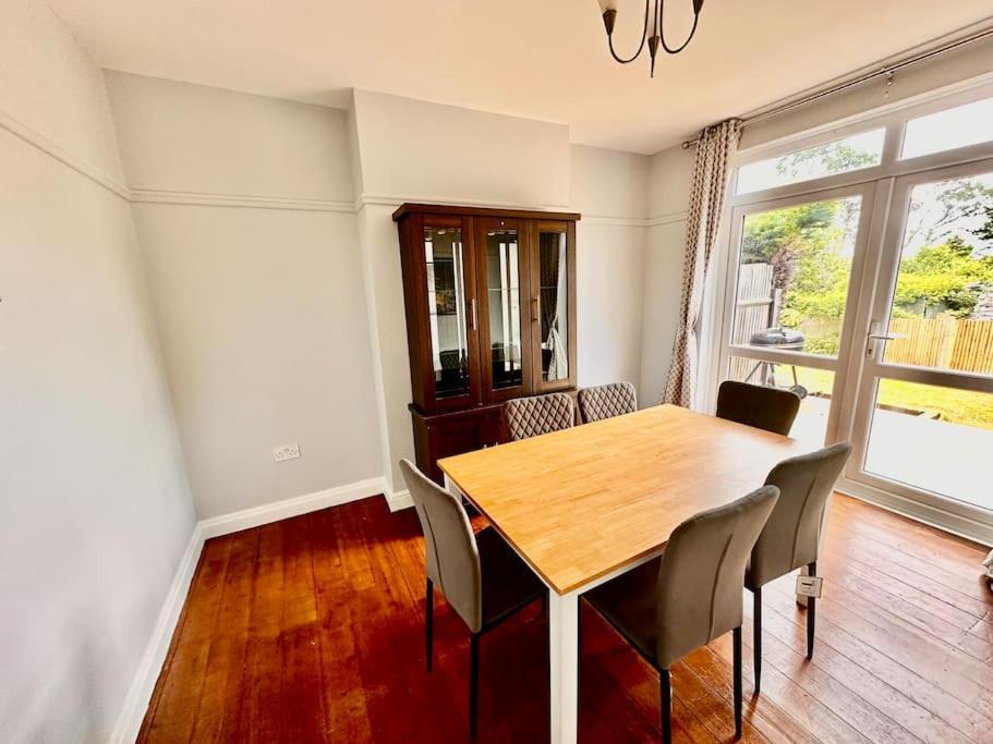 5 Bed Property In Se12 런던 외부 사진