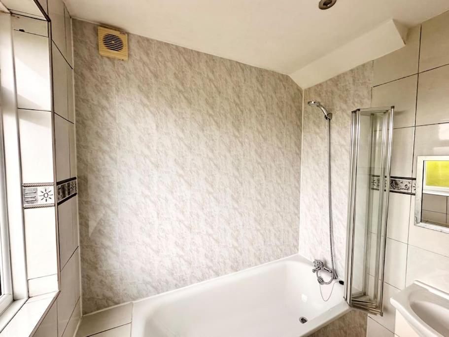 5 Bed Property In Se12 런던 외부 사진