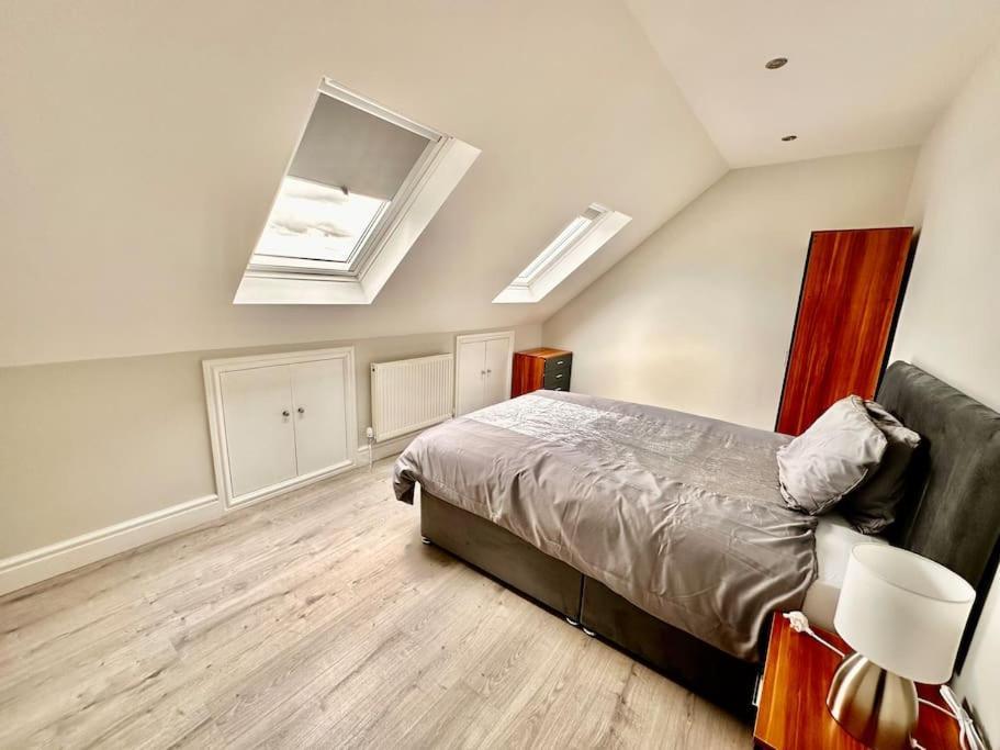 5 Bed Property In Se12 런던 외부 사진