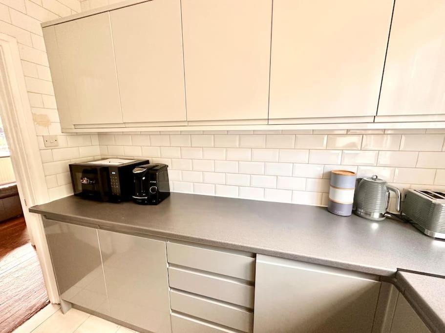 5 Bed Property In Se12 런던 외부 사진