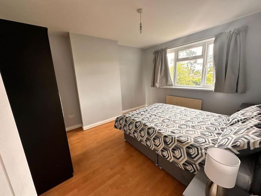 5 Bed Property In Se12 런던 외부 사진
