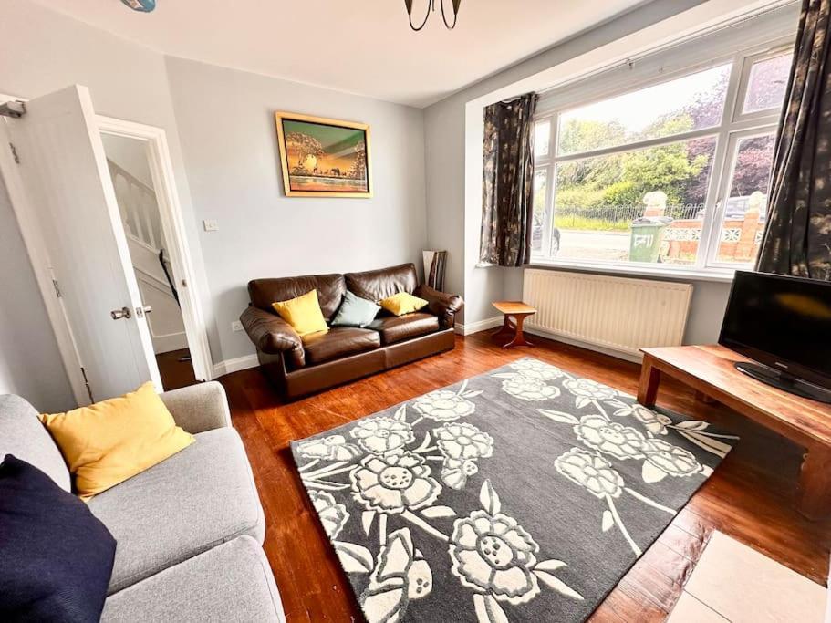 5 Bed Property In Se12 런던 외부 사진