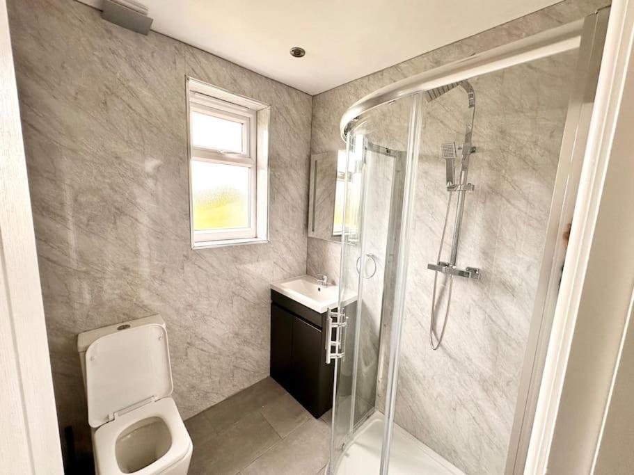 5 Bed Property In Se12 런던 외부 사진