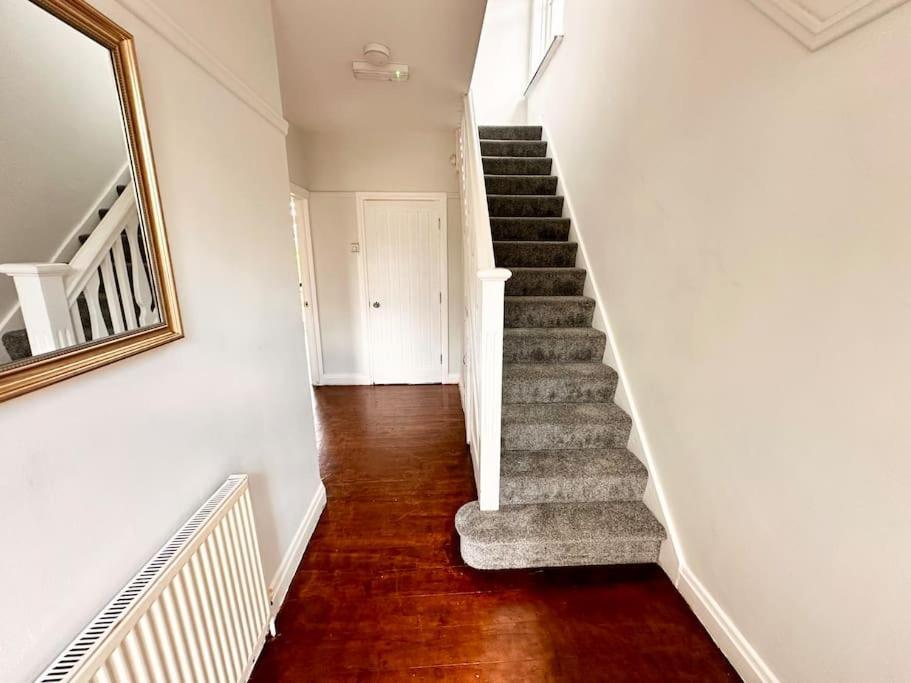 5 Bed Property In Se12 런던 외부 사진