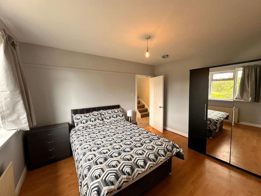 5 Bed Property In Se12 런던 외부 사진