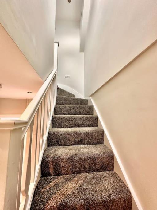 5 Bed Property In Se12 런던 외부 사진